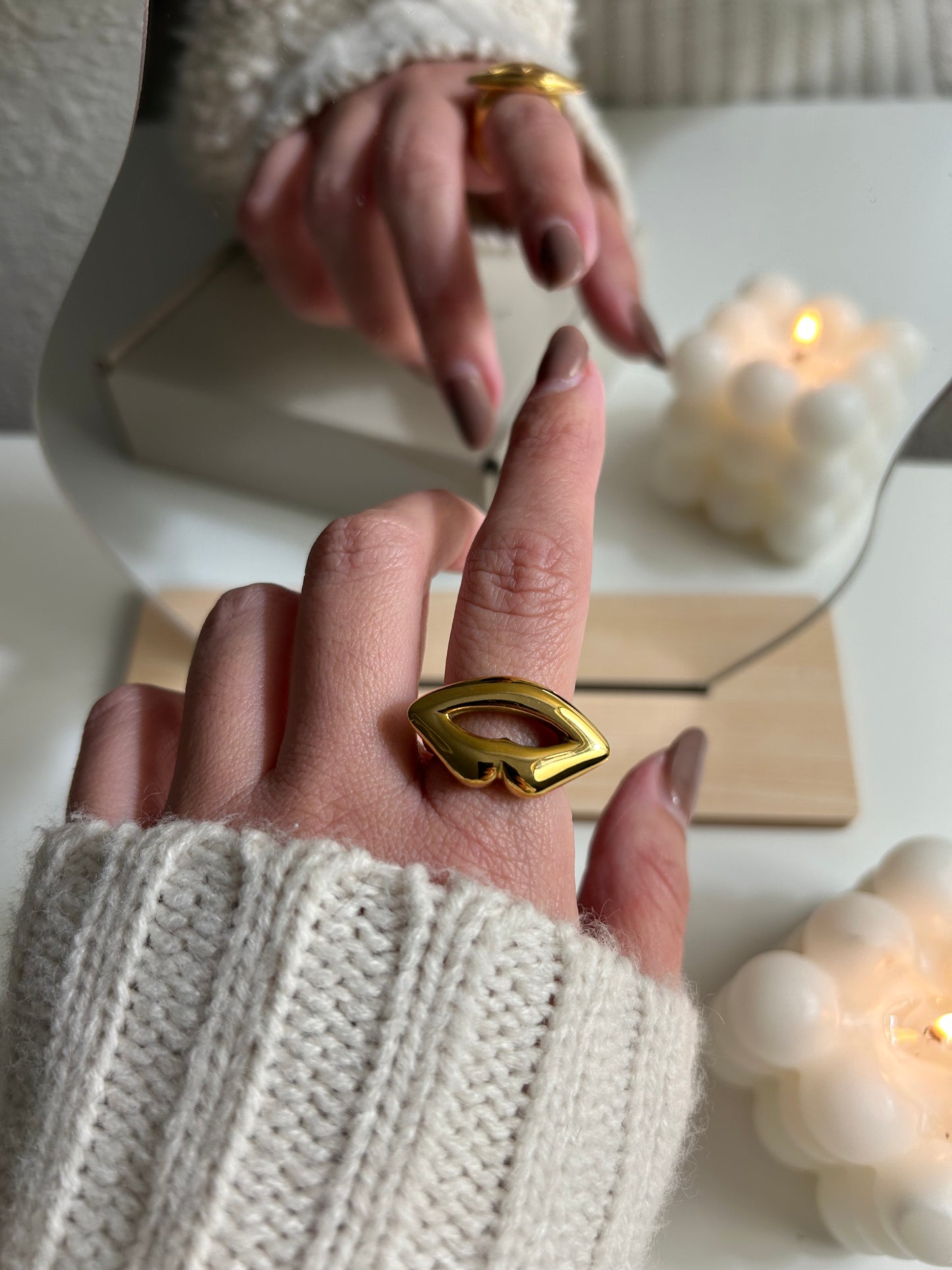 Kiss ring
